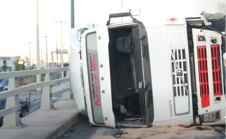 Ανατροπή νταλίκας στην Πέτρου Ράλλη