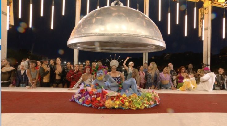 Η παρωδία του Μυστικού Δείπνου με drag queen στην τελετή έναρξης των Ολυμπιακών Αγώνων που έχει προκαλέσει θύελλα αντιδράσεων.