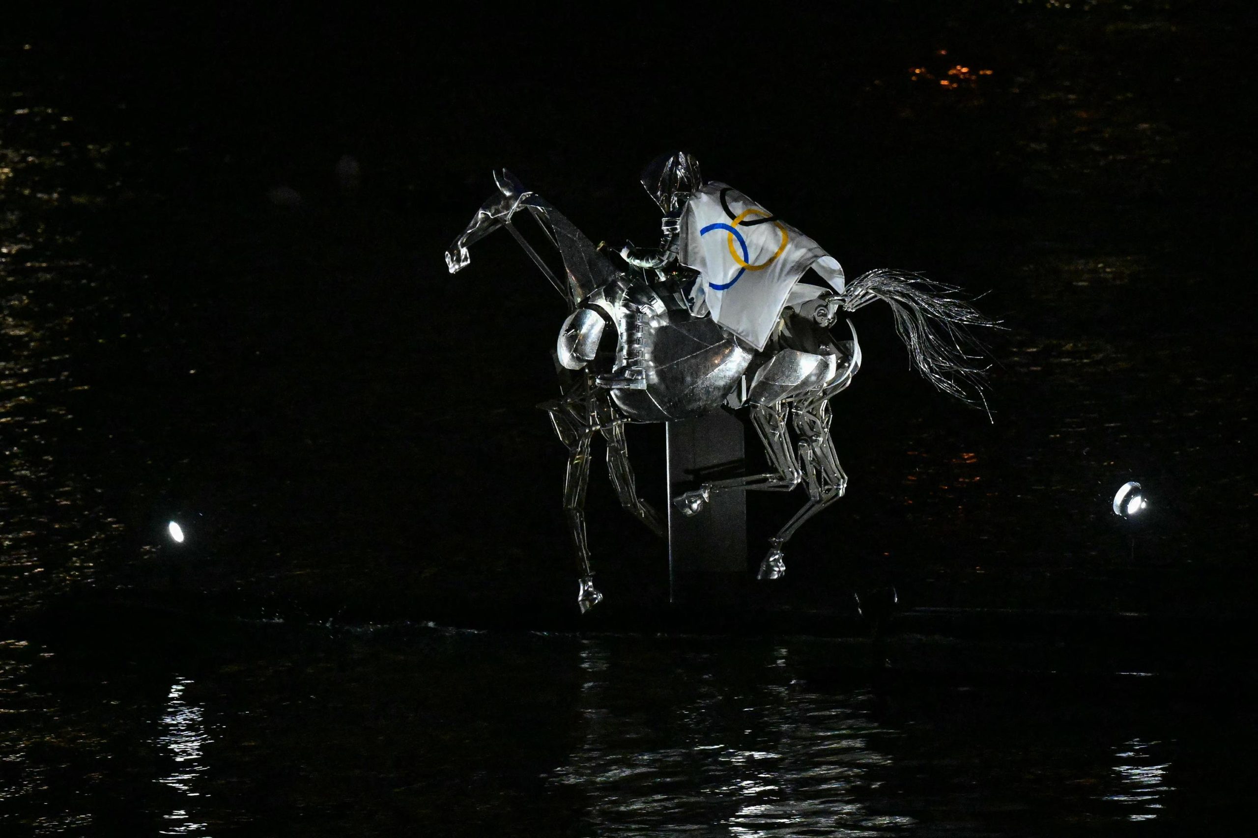 Ολυμπιακοί Αγώνες 2024: Λύθηκε το «μυστήριο» με την ταυτότητα της αναβάτριας του μεταλλικού αλόγου