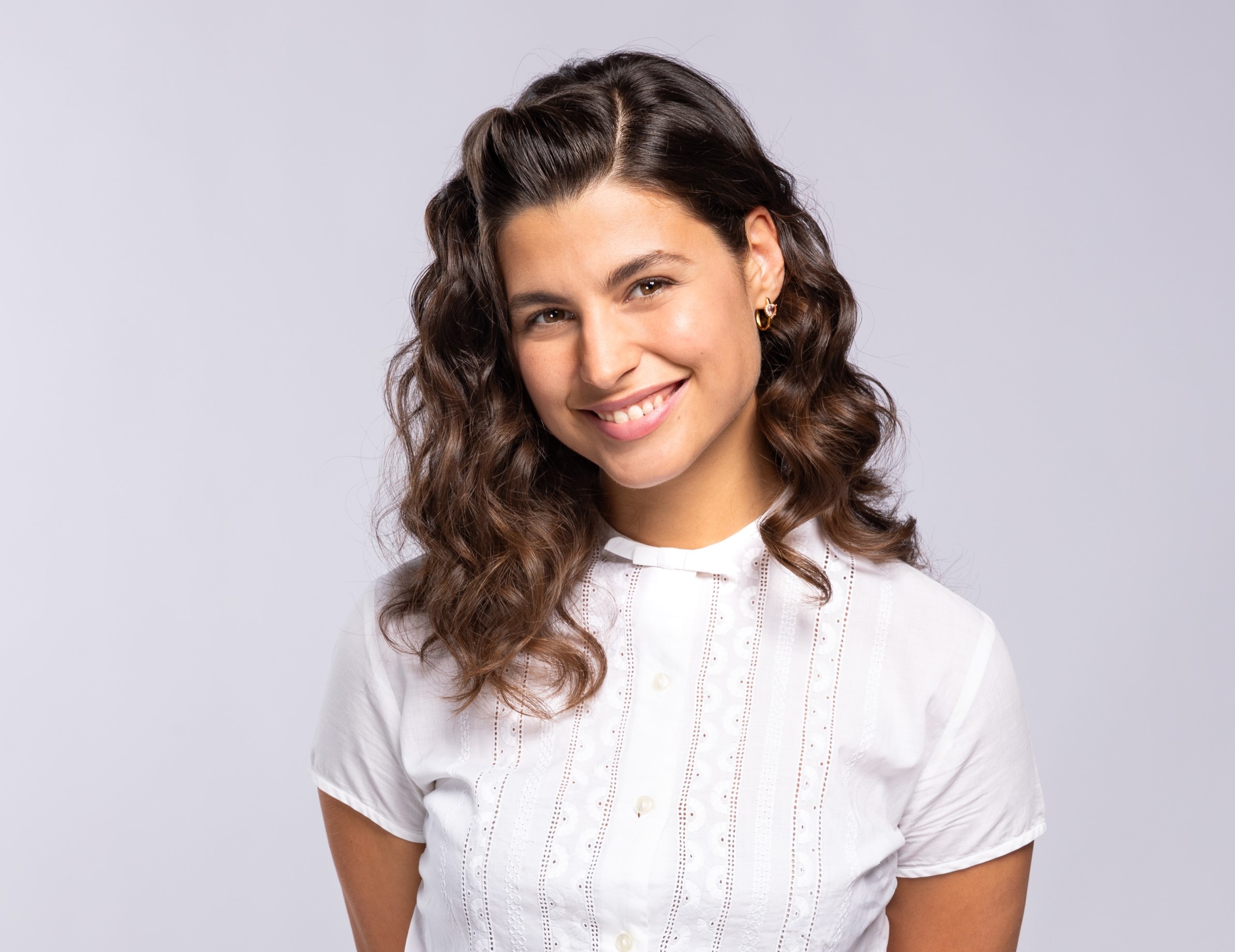 Δανάη Παππά: Μας συστήνει την Χλόη που θα ερωτευτεί τον νεαρό ιερέα στον «Άγιο Έρωτα»