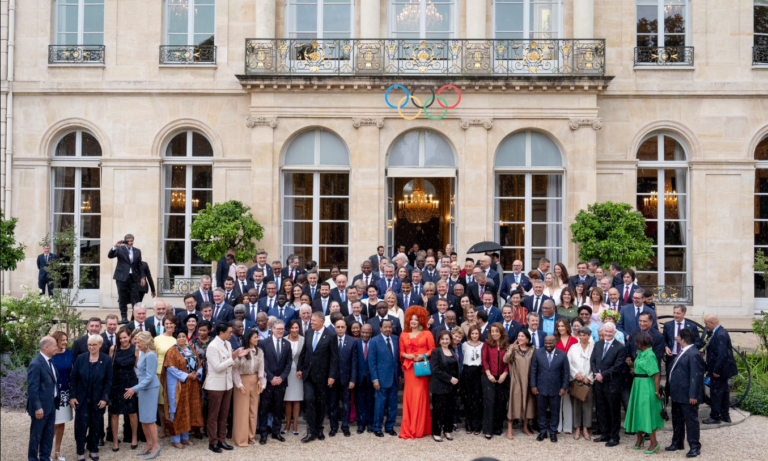 Ολυμπιακοί Αγώνες 2024: «Αγαπητοί φίλοι, καλώς ήρθατε» – Φωτογραφία Μακρόν με τους πολιτικούς αρχηγούς στο Μέγαρο των Ηλυσίων