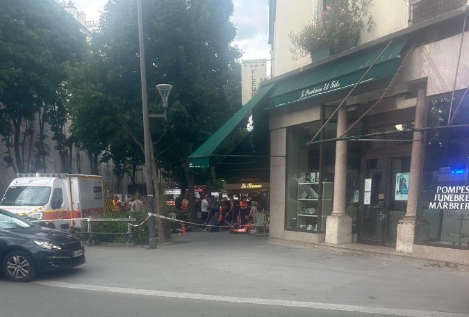 Γαλλία: Αυτοκίνητο παρέσυρε θαμώνες καφετέριας στο Παρίσι- Τουλάχιστον 3 σοβαρά τραυματίες, διέφυγε ο οδηγός