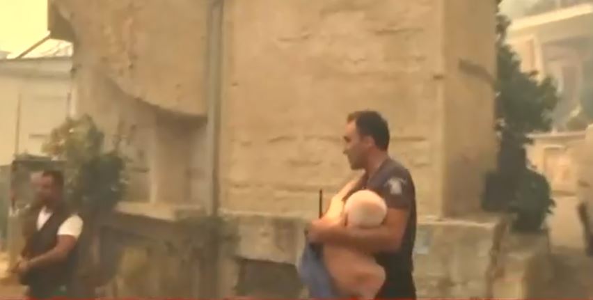 Φωτιά στην Πάτρα: «Με κρατούσε σφιχτά, είχε φοβηθεί» λέει ο αστυνομικός που πήρε αγκαλιά τον ηλικιωμένο για να τον σώσει