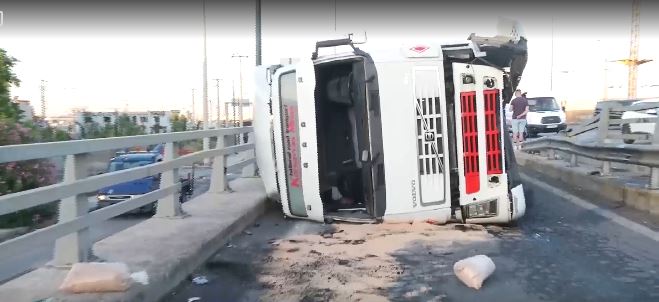 Πέτρου Ράλλη: Ανατροπή φορτηγού στο ύψος της λαχαναγοράς – Αναζητείται ο οδηγός