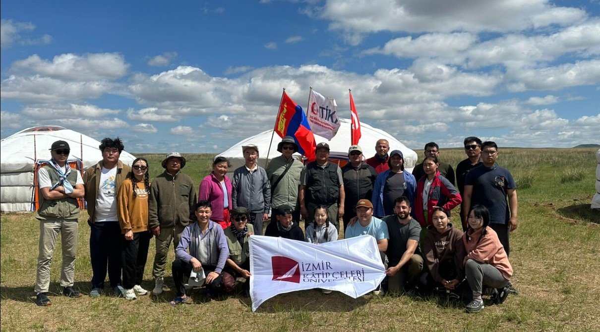 Η επιστημονική ομάδα του Πανεπιστημίου της Σμύρνης Katip Celebi (IKCU) και του Ινστιτούτου Αρχαιολογίας της Ακαδημίας Επιστημών της Μογγολίας στις ανασκαφικές εργασίες στην αρχαία πόλη «Togu Balik».