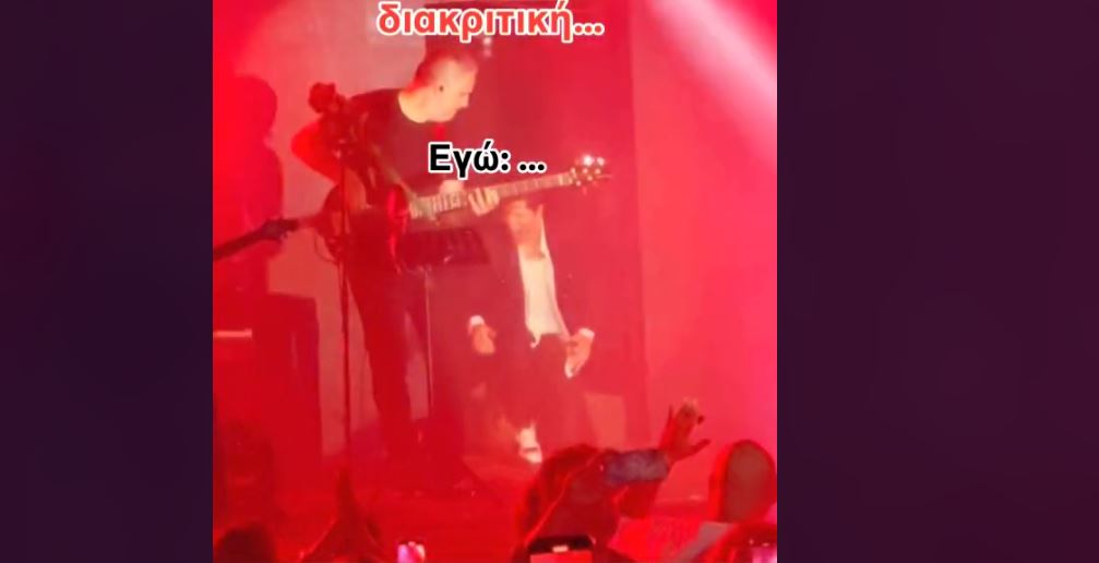 Σάκης Ρουβάς: Ατύχημα για τον τραγουδιστή – Βίντεο από τη στιγμή που πέφτει στη σκηνή