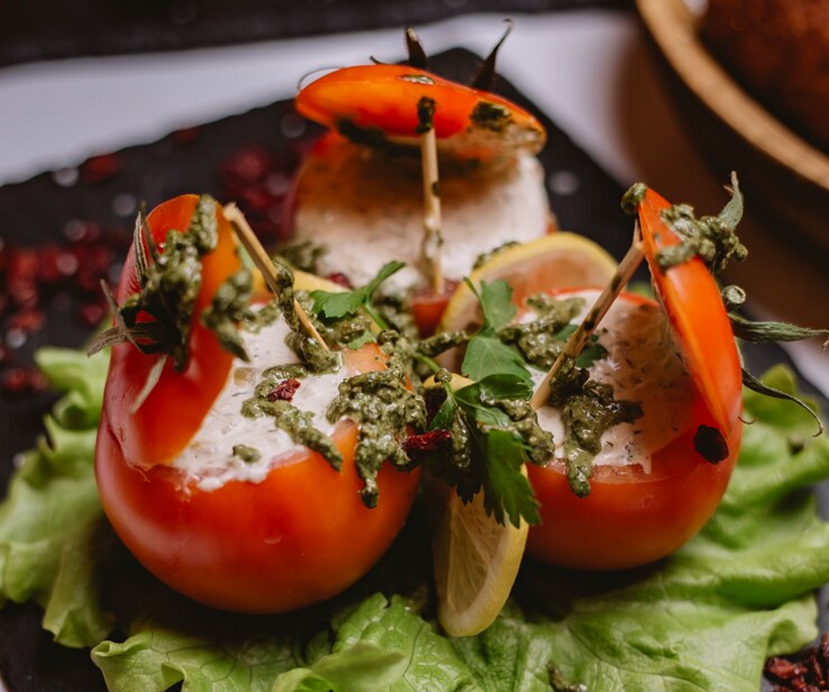 Συνταγή για γεμιστές ντομάτες με τυρί και μπέικον: Μια νόστιμη παραλλαγή του κλασικού πιάτου