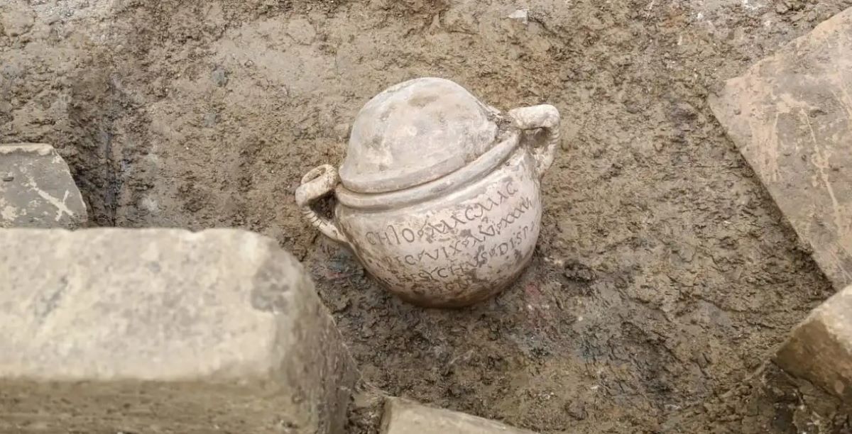 Η τεφροδόχος που βρέθηκε στην νεκρόπολη στη Σικελία.