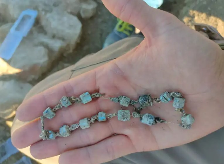 Ένα από τα κολιέ που βρέθηκαν στην νεκρόπολη.