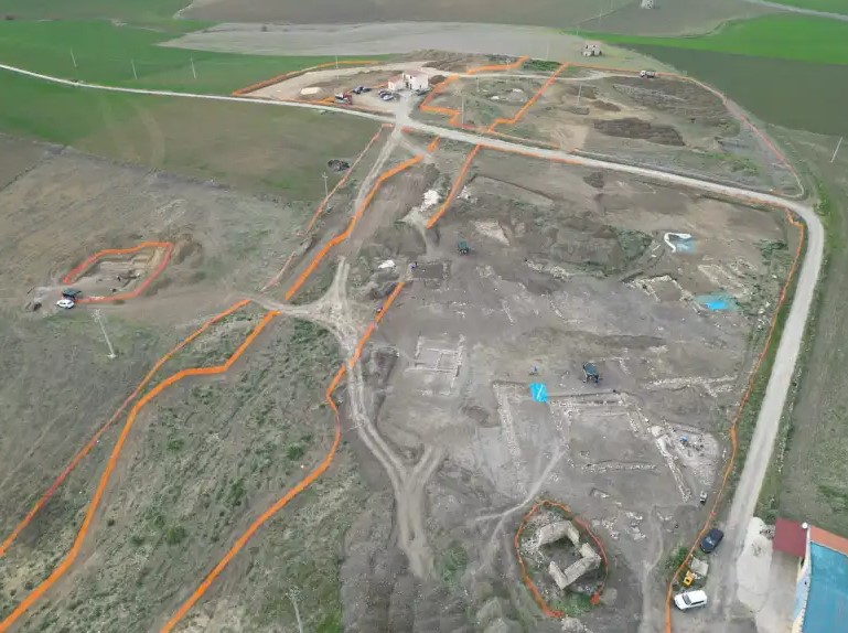 Μία γενική αεροφωτογραφία της περιοχής των αρχαιολογικών ανασκαφών.