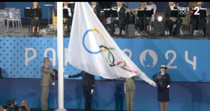 Η ολυμπιακή σημαία υψώθηκε ανάποδα από τους Γάλλους αξιωματικούς κατά την διάρκεια της τελετής έναρξης των Ολυμπιακών Αγώνων.