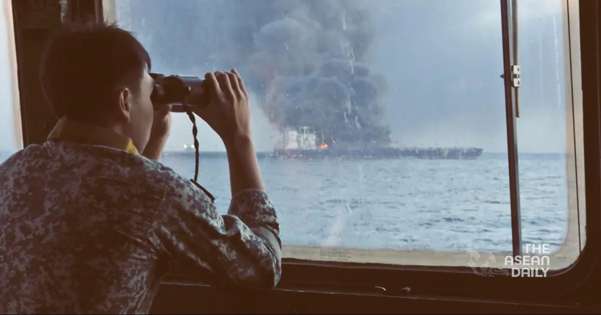 Σιγκαπούρη: Στις φλόγες δύο δεξαμενόπλοια έπειτα από σύγκρουση – Σώα τα πληρώματα