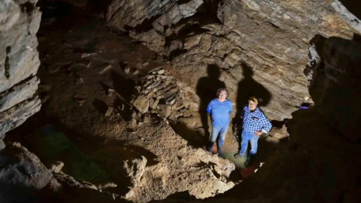 Τα απομεινάρια από δύο μικρές φωτιές και ελαφρώς καμένα ξύλα στην 'στην σπηλιά Cloggs αποτελούν ενδείξεις μιας τελετουργίας που μπορεί να είναι η παλαιότερη τελετουργία.