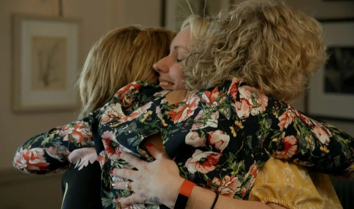 Η Susane και η Donna αγκαλιάζουν την ανιψιά τους, Lorraine. Η γυναίκα είναι κόρη της αδελφής τους Lorna, που έχει πεθάνει και δεν κατάφεραν να την γνωρίσουν. 