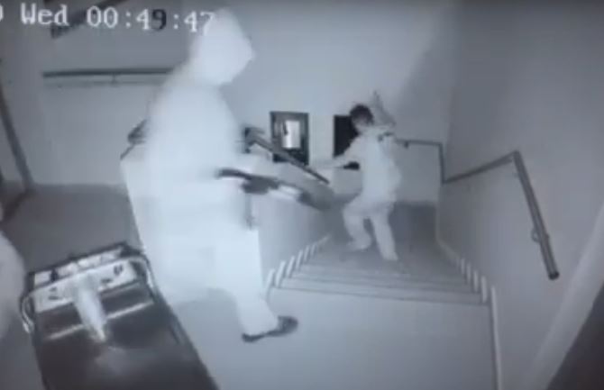 Θεσσαλονίκη: Η στιγμή που στοχεύουν με καλάσνικοφ τον υπάλληλο του γηροκομείου – Συγκλονιστικό βίντεο