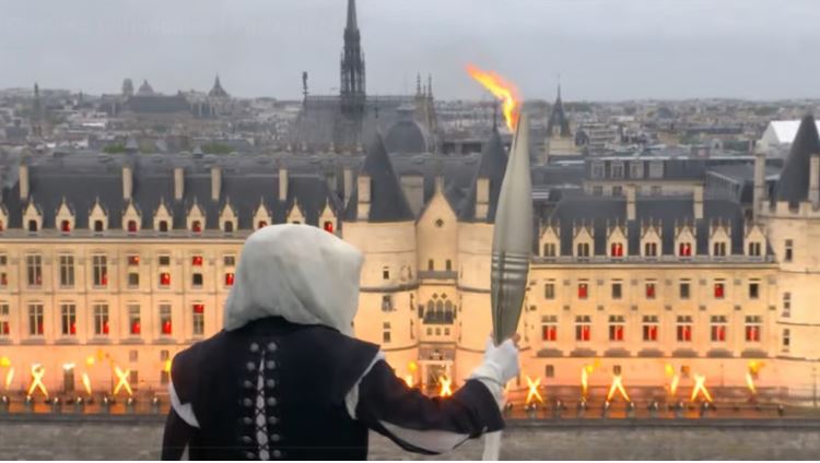 Ολυμπιακοί Αγώνες 2024: Ποιος ήταν τελικά ο μυστηριώδης μασκοφόρος λαμπαδηδρόμος; – Τι αποκαλύπτουν τα γαλλικά ΜΜΕ