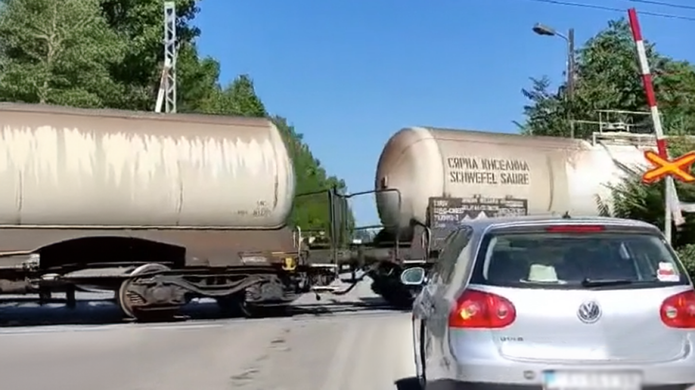 Θεσσαλονίκη: Τρένο περνά με ανεβασμένες μπάρες μπροστά από αυτοκίνητα – Πρόλαβαν και σταμάτησαν έγκαιρα οι οδηγοί – ΒΙΝΤΕΟ
