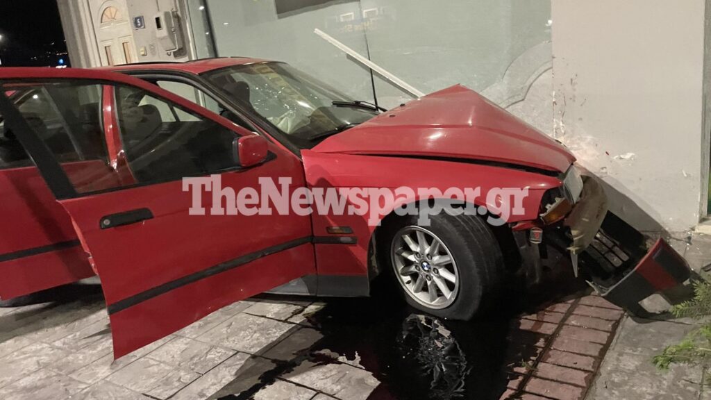 Βόλος: Αυτοκίνητο «καρφώθηκε» σε κατάστημα – Ο 22χρονος οδηγός έπεσε λιπόθυμος – ΦΩΤΟ