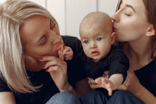 «Είμαι ο βιολογικός πατέρας του παιδιού της αδελφής μου-είμαι θείος και πατέρας, είμαστε μια φυσιολογική οικογένεια»