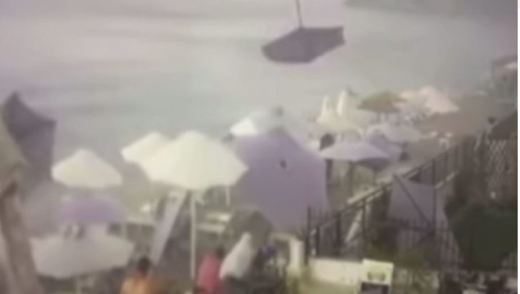 Χαλκιδική: Ανεμοστρόβιλος σαρώνει παραλία