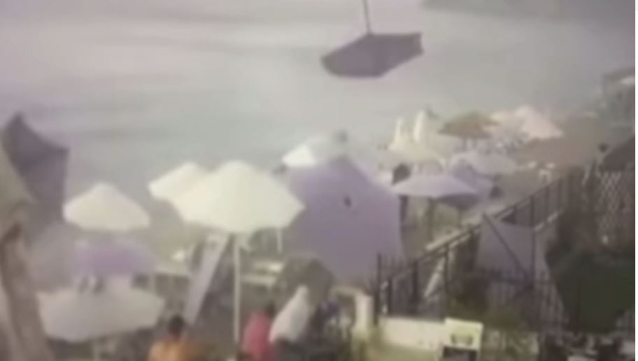 Χαλκιδική: Ανεμοστρόβιλος σαρώνει παραλία