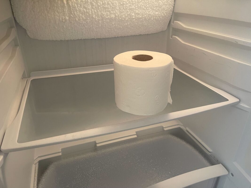 Χαρτί υγείας στο ψυγείο: Το «viral» κόλπο που φέρνει θεαματικά αποτελέσματα