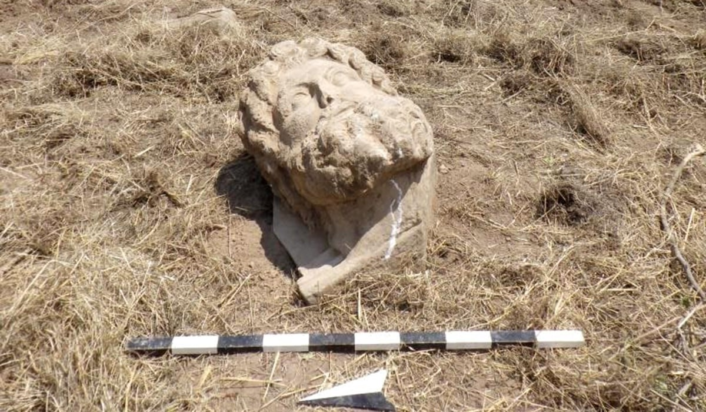Μία μαρμάρινη κεφαλή που απεικονίζει τον θεό Δία, βρέθηκε στην αρχαία πόλη της Αφροδισιάδας. Φωτογραφία: Υπουργείο Πολιτισμού και Τουρισμού της Τουρκίας