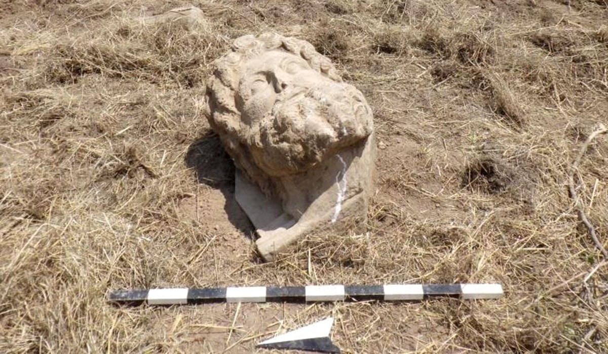 Μία μαρμάρινη κεφαλή που απεικονίζει τον θεό Δία, βρέθηκε στην αρχαία πόλη της Αφροδισιάδας. Φωτογραφία: Υπουργείο Πολιτισμού και Τουρισμού της Τουρκίας