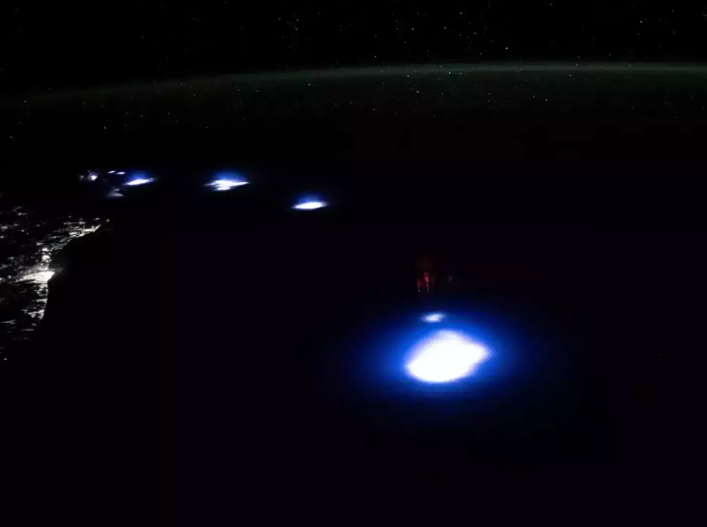 Η NASA εξήγησε ότι ονομάζονται «κόκκινα ξωτικά» (NASA/Matthew Dominick)