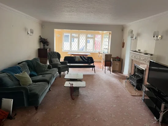 «Κρυμμένος θησαυρός»: Ζευγάρι βρήκε 29.000 ευρώ κάτω από το χαλί του σπιτιού