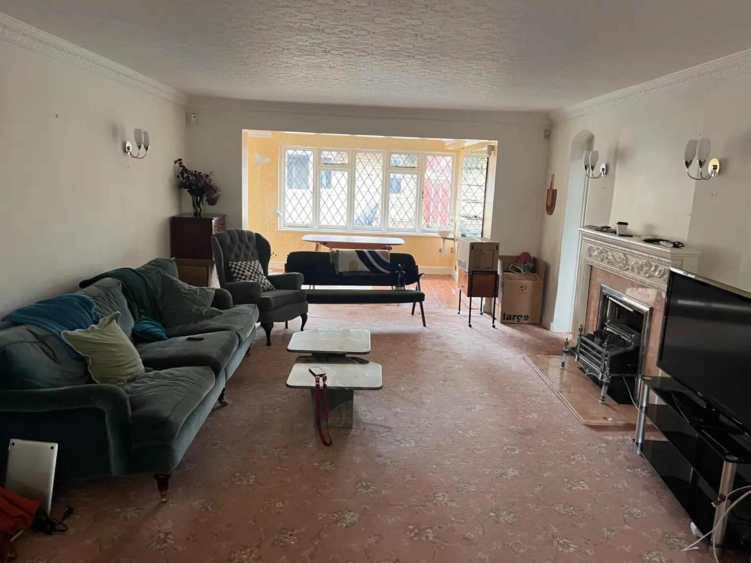 «Κρυμμένος θησαυρός»: Ζευγάρι βρήκε 29.000 ευρώ κάτω από το χαλί του σπιτιού