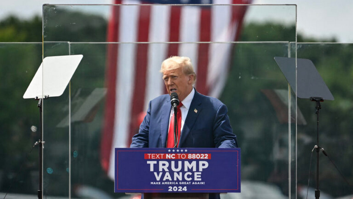 Τραμπ: Νέα επίθεση στην Κάμαλα Χάρις – Πίσω από αλεξίσφαιρα τζάμια η πρώτη ομιλία του μετά την απόπειρα δολοφονίας