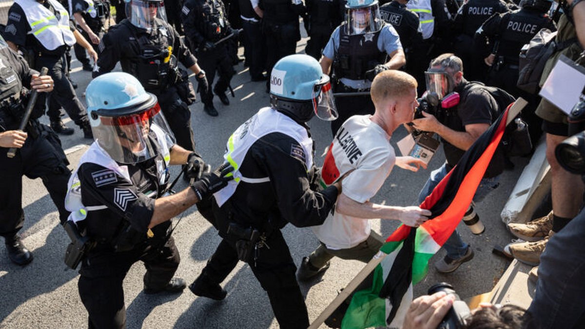 Σικάγο: Διαδηλωτές υπέρ των Παλαιστινίων διαπέρασαν την εξωτερική περίμετρο ασφαλείας στον χώρο του συνεδρίου των Δημοκρατικών