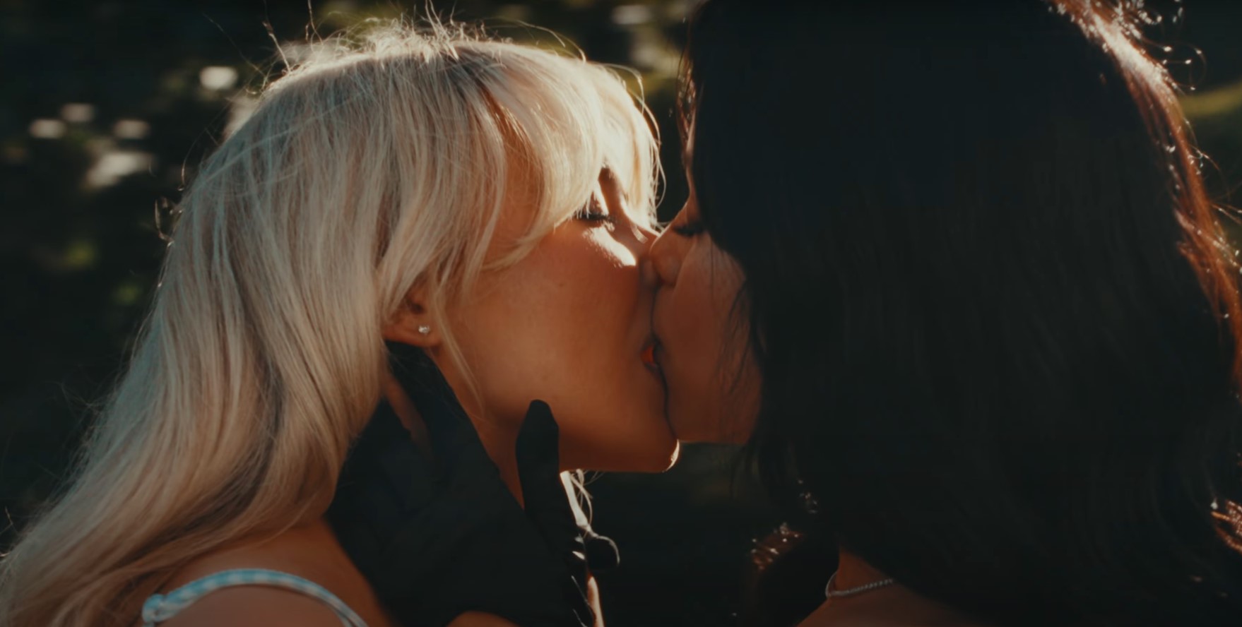 Τζένα Ορτέγκα: Μια «γεύση» από τη Σαμπρίνα Κάρπεντερ πήρε η ηθοποιός, φιλώντας την στο στόμα στο βίντεο κλιπ του «Taste»