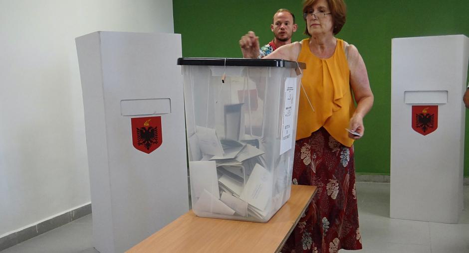 Χειμάρρα: Σε εξέλιξη οι επαναληπτικές εκλογές – Καταγγελίες για νοθεία και εξαγορά ψήφων από την πλευρά Μπελέρη