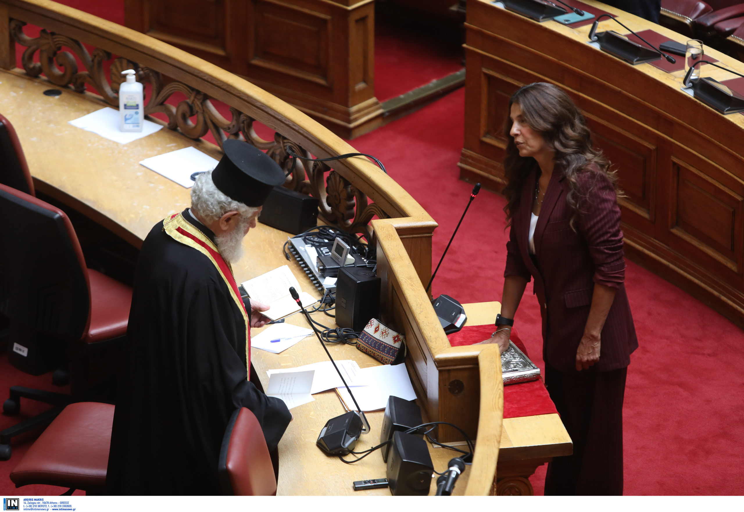Βουλή: Ορκίστηκε βουλευτής η Πόπη Τσαπανίδου – Οι πρώτες δηλώσεις της – ΦΩΤΟ