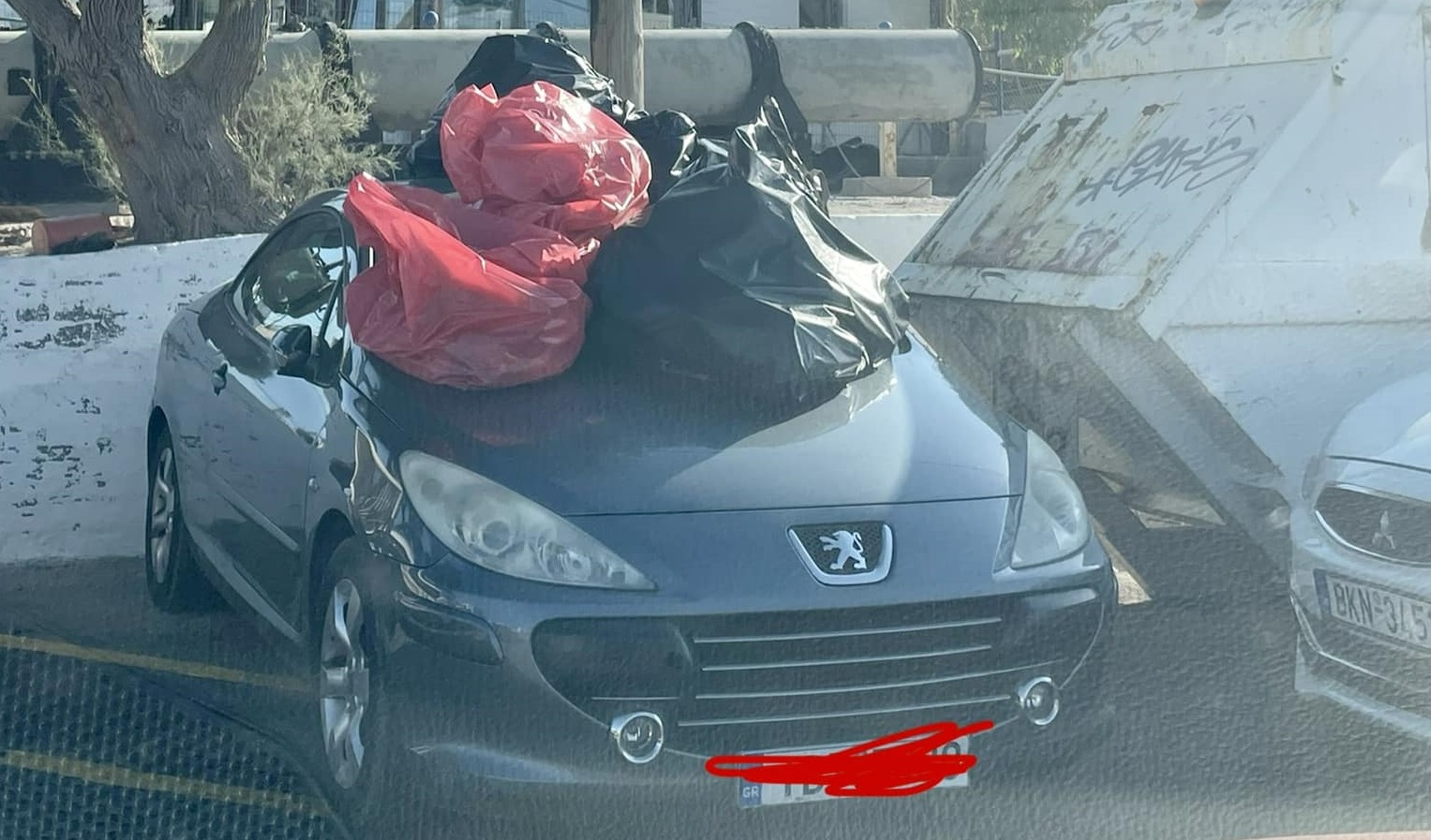 Σύρος: Πολίτες έβαλαν σκουπίδια στο καπό αυτοκινήτου που πάρκαρε μπροστά σε κάδο