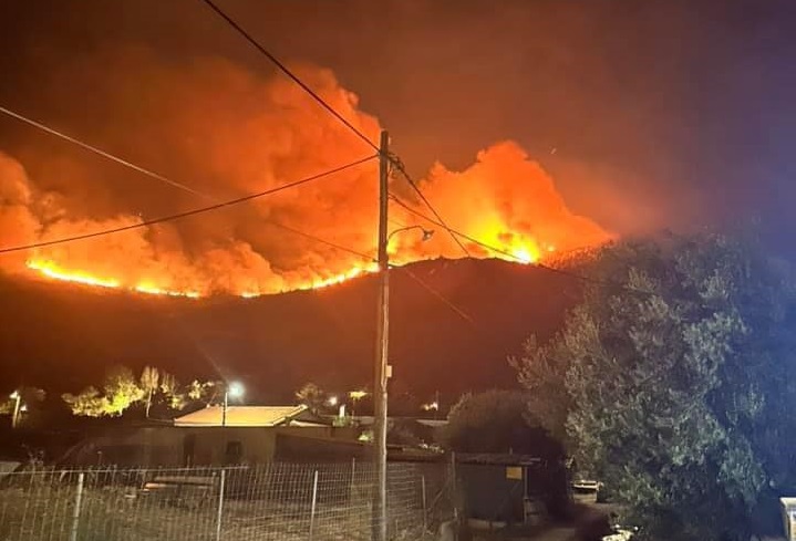 Φωτιά στην Αττική: Ανεξέλεγκτο το μέτωπο στη Νέα Μάκρη – Σε «απόσταση αναπνοής» από τα σπίτια