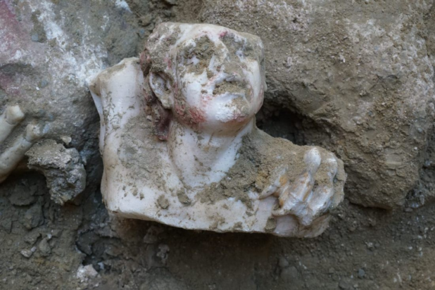 Το κεφάλι που ανακτήθηκε, ανήκει στο σύμπλεγμα της Σκύλλας και αναπαριστά την μορφή συντρόφου του Οδυσσέα. Φωτογραφία: Υπουργείο Πολιτισμού και Τουρισμού της Τουρκίας