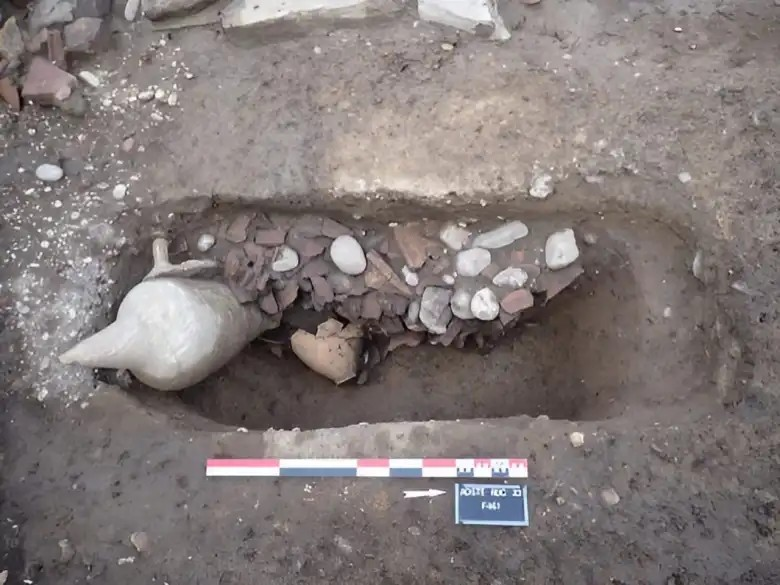 Λεπτομερής άποψη της κατώτερης πλήρωσης της δομής F461. Υπάρχει ιζηματογενές υλικό χαμηλής πυκνότητας που συνδέεται με πολλά βότσαλα και θραύσματα TCA.