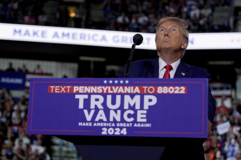 Ντόναλντ Τραμπ: Χαρακτηρίζει «τρελή» τη Κάμαλα Χάρις και λέει ότι είναι «πιο όμορφος» από εκείνη