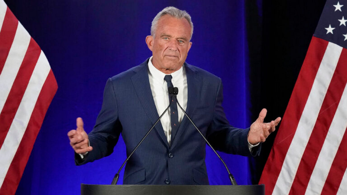 ΗΠΑ: Στηρίζει την υποψηφιότητα Τραμπ ο Ρόμπερτ Φ. Κένεντι Τζούνιορ – Αναστέλλει την προεκλογική εκστρατεία του