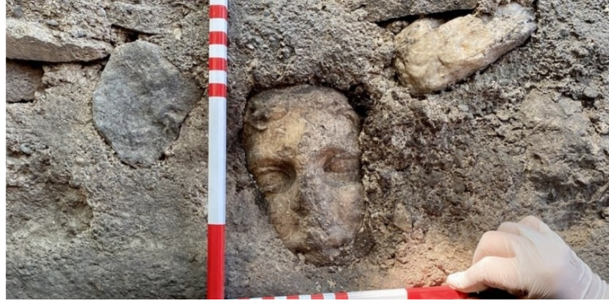 Η κεφαλή αγάλματος 1.800 ετών που ανακαλύφθηκε στο κάστρο Φετιγιέ.