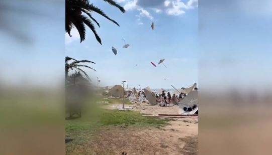 Χαλκιδική: Ανεμοστρόβιλος «σάρωσε» την παραλία Νέων Φλογητών – Έτρεχαν να σωθούν οι λουόμενοι