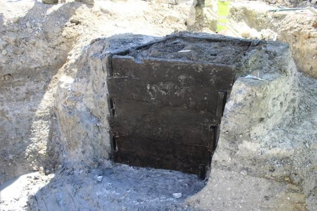 Οι ξύλινες σανίδες του πηγαδιού, όπως βρέθηκαν κατά την ανασκαφή. Φωτογραφία: Αρχαιολογικό Μουσείο Λονδίνου