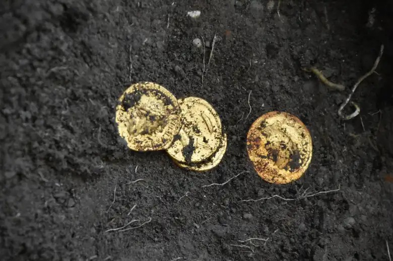 Νομίσματα που βρέθηκαν κοντά στα δύο θύματα της έκρηξης, το 79 μΧ.