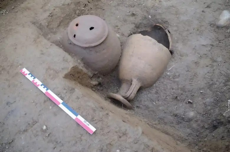 Δύο αγγεία η ταφή των οποίων δεν έχει εξηγηθεί. Το κάτω αγγείο στο έδαφος, είναι αμφορέας της Λυών 3B, ενώ ο δίπλα, ο κάθετος, είναι ρωμαϊκό δόλιο.