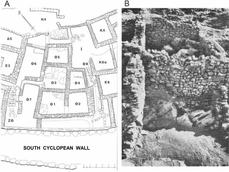 (Α) Θέση του δωματίου στο νοτιοδυτικό τέταρτο των Μυκηνών και (Β) η αρχιτεκτονική και το εκτεθειμένο βραχώδες υπόστρωμα στο δωμάτιο Θ3 (κάτω μισό της φωτογραφίας). Φωτογραφία: Jacqueline S. Meier et al.