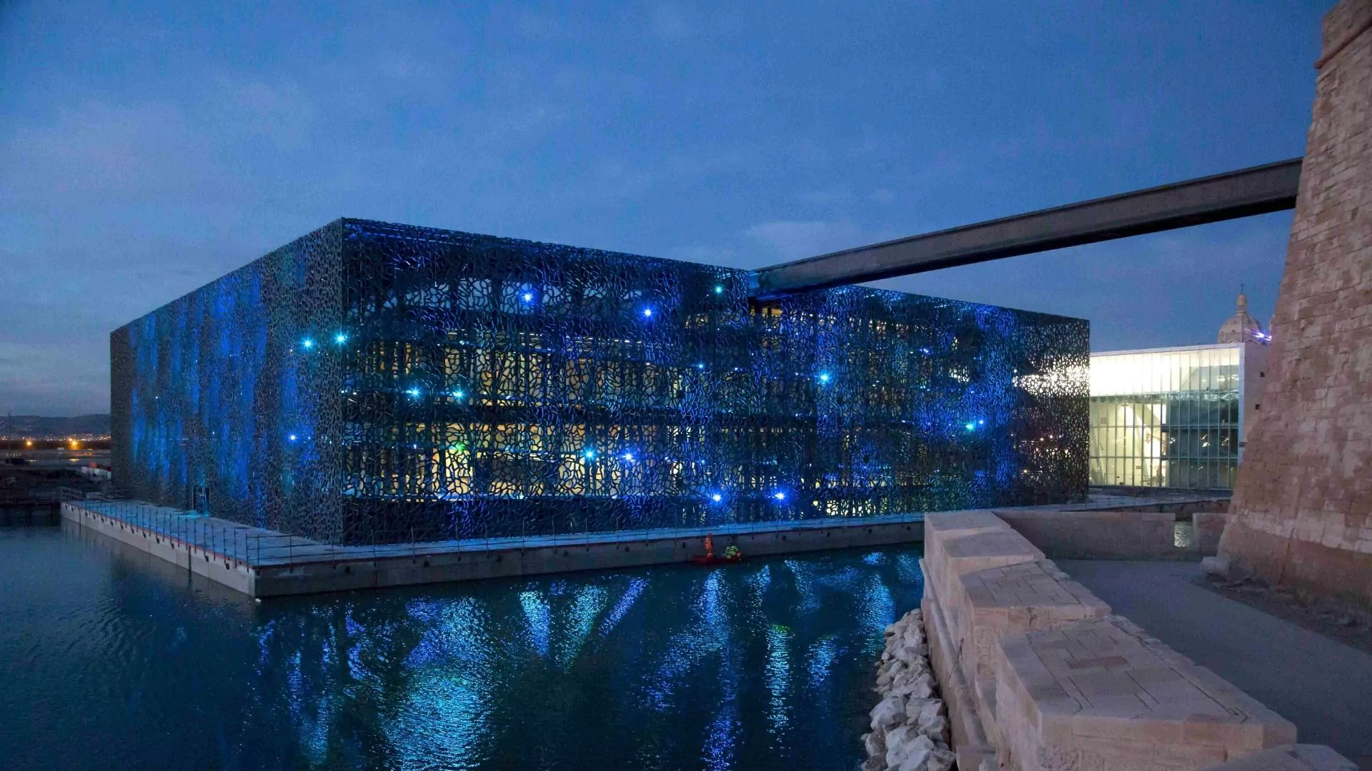 Μουσείο στην Γαλλία δέχεται… γυμνούς επισκέπτες – Πώς το νατουραλιστικό κίνημα συνδέεται με την έκθεση στο Mucem