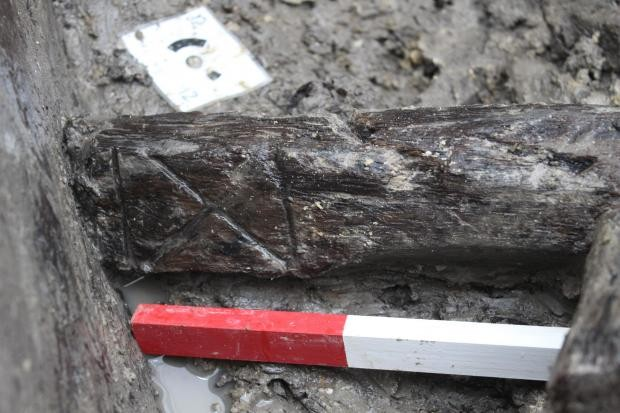 Διακοσμημένο τμήμα ξύλου από το εσωτερικό του πηγαδιού. Φωτογραφία: Αρχαιολογικό Μουσείο Λονδίνου